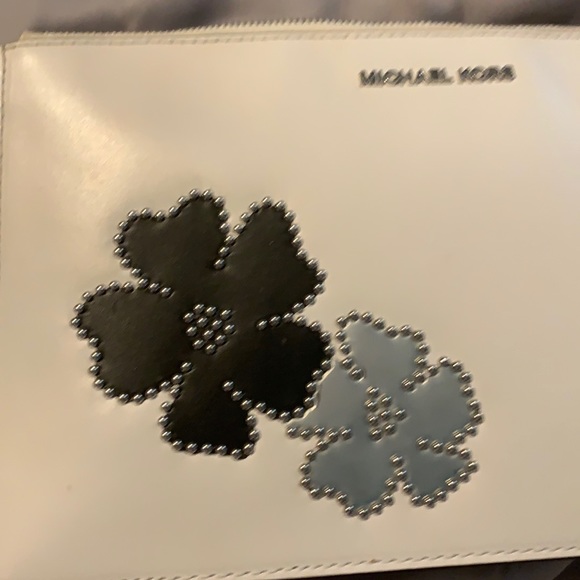 Authentic Michael Kors Big Wristlet white floral - Picture 3 of 10